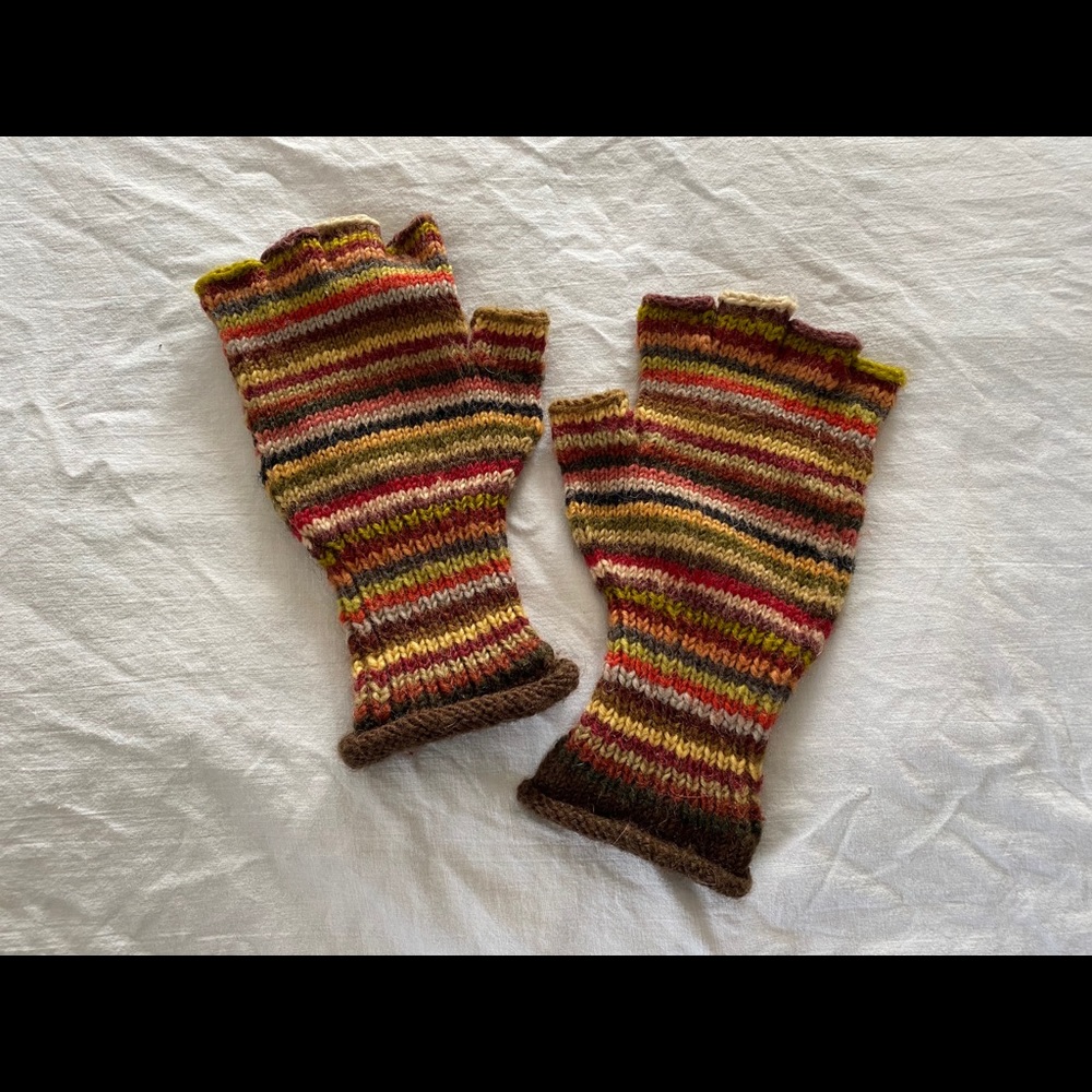 Fingertipless striped wool gloves for texting